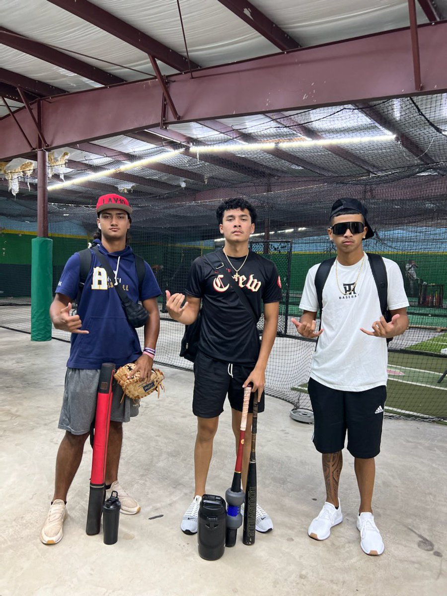 HawaiiTigers's tweet photo. Good to see the Alvin boys settling into their new home and living the Texas life. @j2saucy10 already made spam musubis for his new teammates 🤙🏽 #HTBoyz #SNB_BOYZ @HiColBsb 

Players:
@j2saucy10 @SaitoKamanui @codaboiii 

School:
@AlvinCCBaseball https://t.co/X7v3CD0LZU