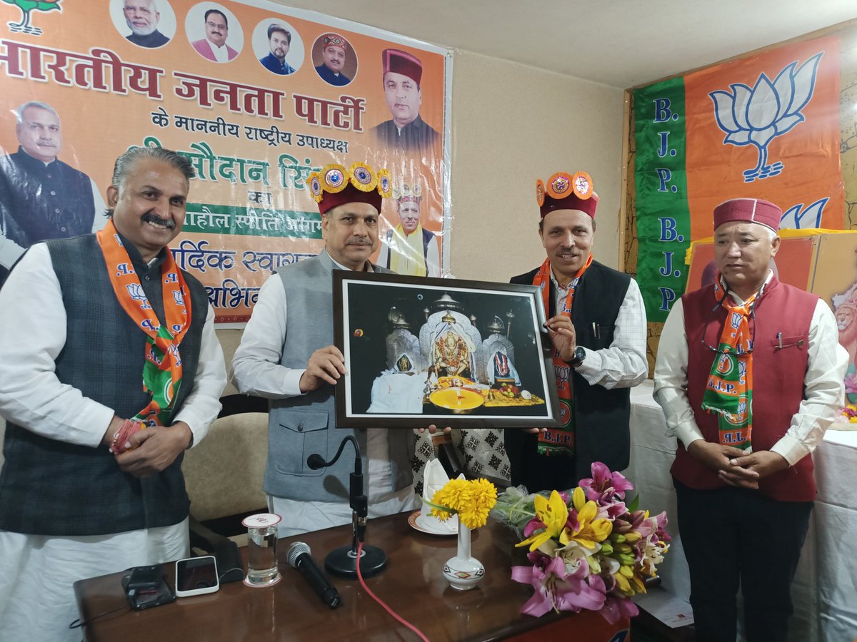 DrMarkanda's tweet photo. आज माननीय राष्ट्रीय उपाध्यक्ष भाजपा श्रीमान सौदान सिंह जी का लाहौल स्पीति पधारने पर पार्टी कार्यकार्ताओं के साथ स्वागत किया माननीय सौदान सिंह जी ने ज़िला एंव तीनों मंडलों की संयुक्त बैठक ली‌ ओर विधानसभा चुनावों लेकर कार्यकार्ताओं के साथ चर्चा की @saudansinghbjp @jairamthakurbjp https://t.co/jhXjgE7uDm