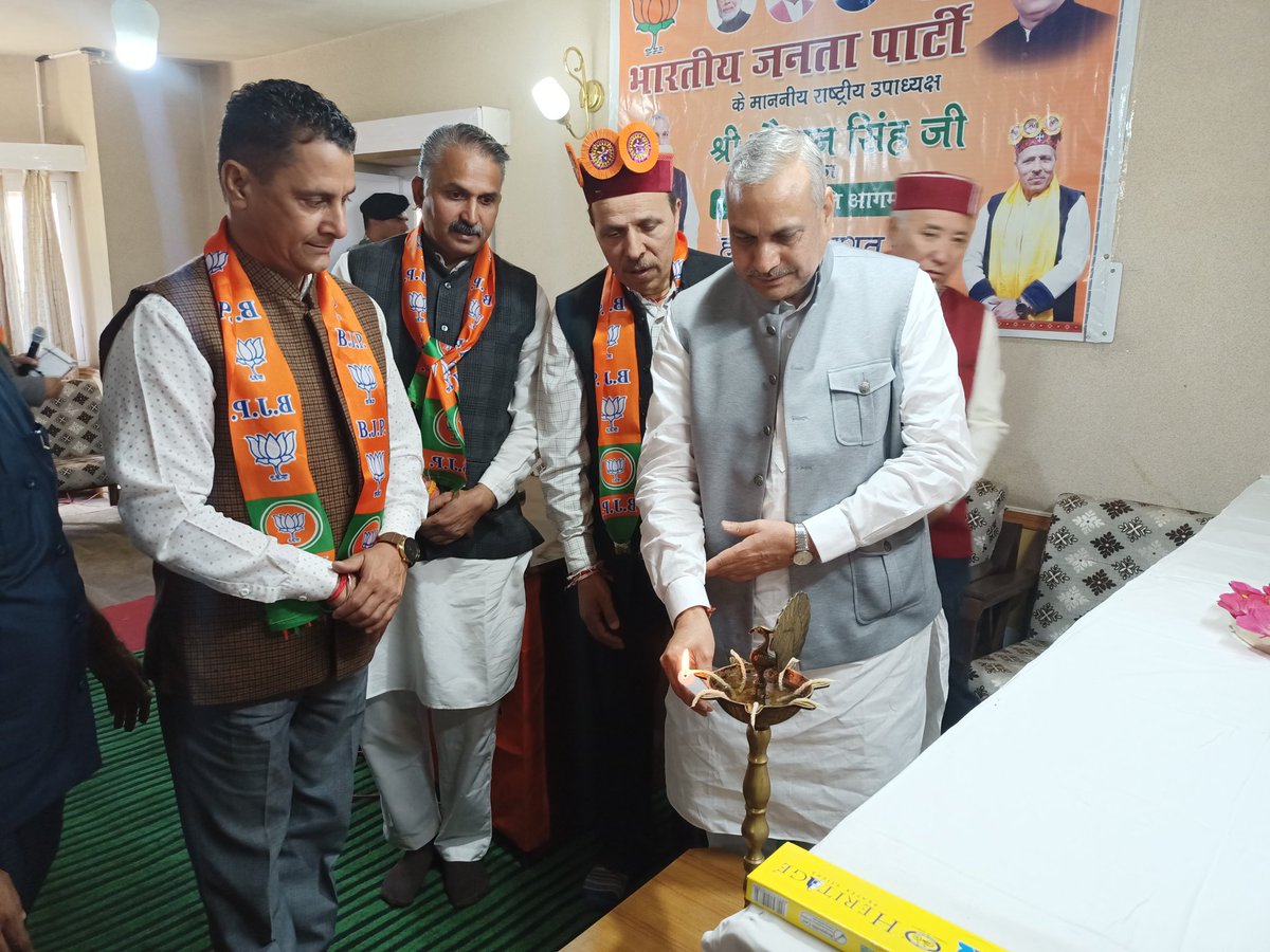DrMarkanda's tweet photo. आज माननीय राष्ट्रीय उपाध्यक्ष भाजपा श्रीमान सौदान सिंह जी का लाहौल स्पीति पधारने पर पार्टी कार्यकार्ताओं के साथ स्वागत किया माननीय सौदान सिंह जी ने ज़िला एंव तीनों मंडलों की संयुक्त बैठक ली‌ ओर विधानसभा चुनावों लेकर कार्यकार्ताओं के साथ चर्चा की @saudansinghbjp @jairamthakurbjp https://t.co/jhXjgE7uDm