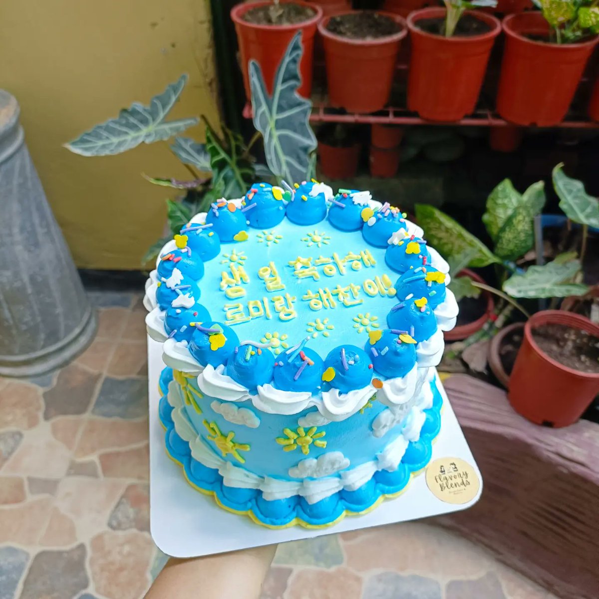 FlavoryBlends's tweet photo. Merely staring at this cake because it's to beautiful to eat 🥺❤️ 

To reserve your cake, dm us to order ~ 

#flavoryblends✨ #minimalistdesign #minimalistcake #dedicationcake #customizecake https://t.co/YIxmmHpXZM