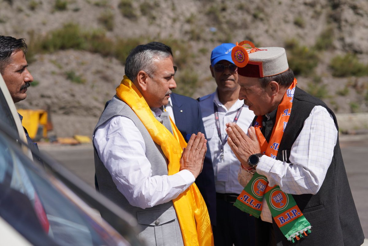 DrMarkanda's tweet photo. आज माननीय राष्ट्रीय उपाध्यक्ष भाजपा श्रीमान सौदान सिंह जी का लाहौल स्पीति पधारने पर पार्टी कार्यकार्ताओं के साथ स्वागत किया माननीय सौदान सिंह जी ने ज़िला एंव तीनों मंडलों की संयुक्त बैठक ली‌ ओर विधानसभा चुनावों लेकर कार्यकार्ताओं के साथ चर्चा की @saudansinghbjp @jairamthakurbjp https://t.co/jhXjgE7uDm