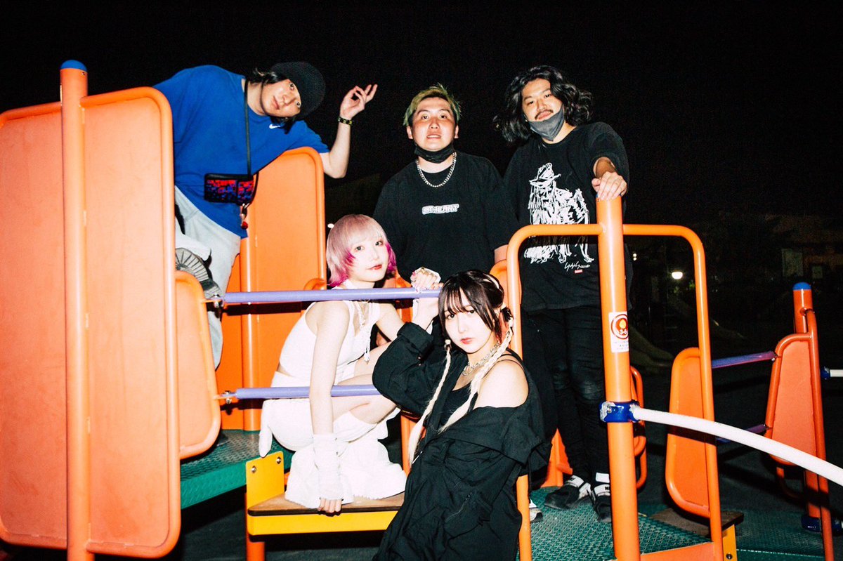 dsk_97's tweet image. 29歳になりました！！！！
誕生日に公開された最強ソング
&quot;Pachim&quot;
実は僕もエキストラで出ているので
5億回見て探してください！
youtu.be/uR1y7bXCtbI

※写真は、はくちゅーむぶりに
今回の最高なMVを撮ってくれた
ずっ友大山、大畑チーム

#BPM15Q #Pachim