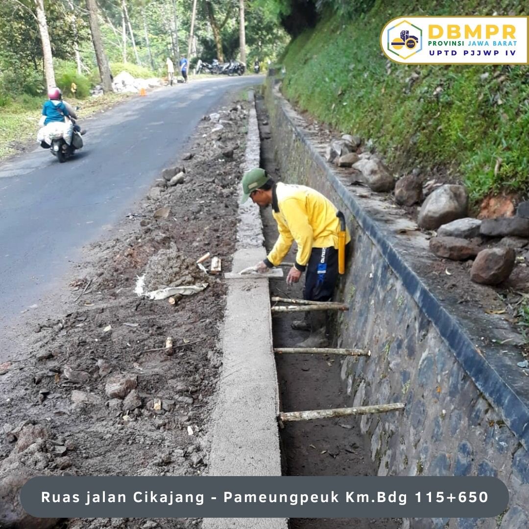 bimautamajabar's tweet photo. Kayak aktivitas SPPJJ Garut 2 UPTD PJJWP IV nih...yang hari ini lagi melakukan pemeliharaan saluran dengan memperbaiki tembok saluran pada ruas jalan Cikajang - Pameungpeuk Km.Bdg 115+650.
#jalanmulus #jawabarat #jaluralternatif https://t.co/4xonvVvRQG