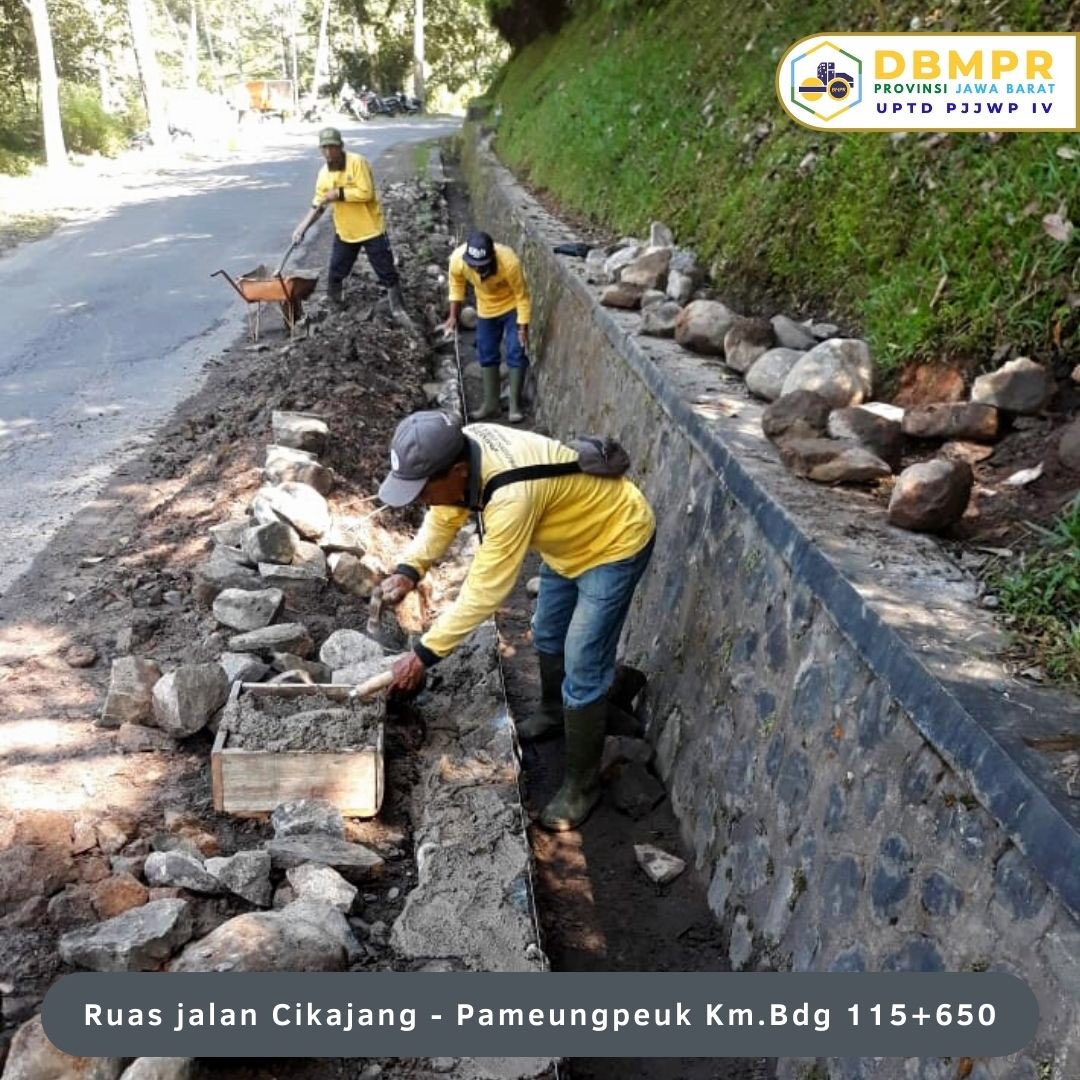bimautamajabar's tweet photo. Kayak aktivitas SPPJJ Garut 2 UPTD PJJWP IV nih...yang hari ini lagi melakukan pemeliharaan saluran dengan memperbaiki tembok saluran pada ruas jalan Cikajang - Pameungpeuk Km.Bdg 115+650.
#jalanmulus #jawabarat #jaluralternatif https://t.co/4xonvVvRQG