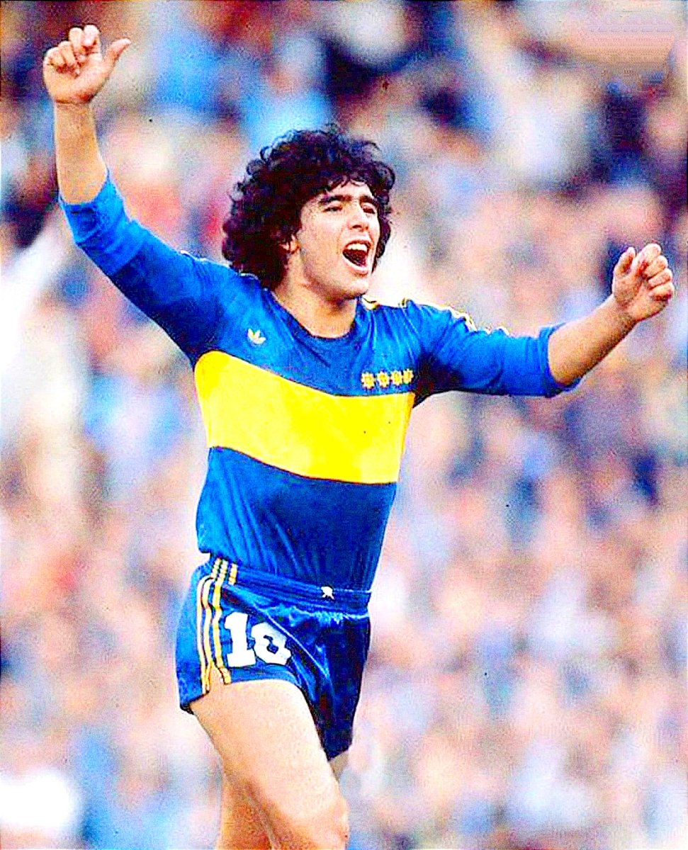 Samuraihardxxx's tweet photo. EL D10S DE BOCA INMORTAL 💙💛💙⚽🇦🇷🔟!!! #DiegoArmandoMaradona #BocaJuniors #chiamanondimentica #SSCNapoli #Argentina #ForzaNapoliSempre https://t.co/UuX0ViB6XW