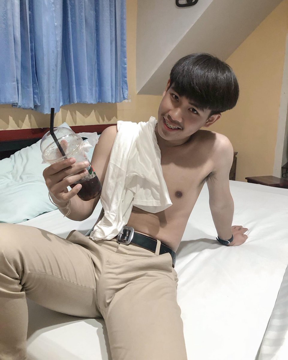 ok_story_'s tweet photo. อะไรเอ่ย กินบนเตียงแล้วอร่อย https://t.co/KC1K9VuggD