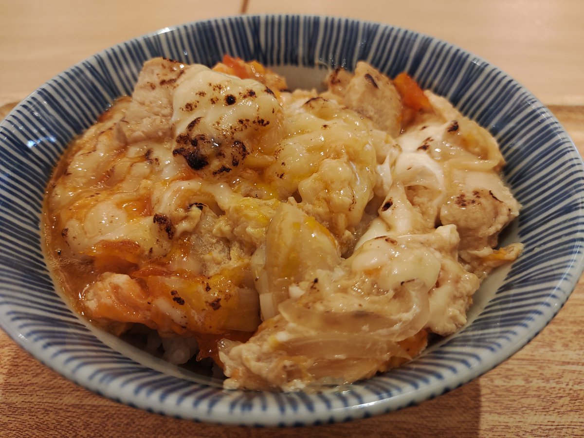 shufuemon's tweet photo. 鳥○食堂×タニタカフェで炙りチーズ親子丼を頼んだんだけど、超絶後悔してる。

鶏肉(たぶん胸肉)がめちゃくちゃパサパサしててまずい。

お店でまずい親子丼食べたのって初めてかも。

写真は美味しそうだったんだけど��··何事も体験してみないとわからんもんだわ。

口直しが欲しい、切に。 https://t.co/yHiRJtzZdh