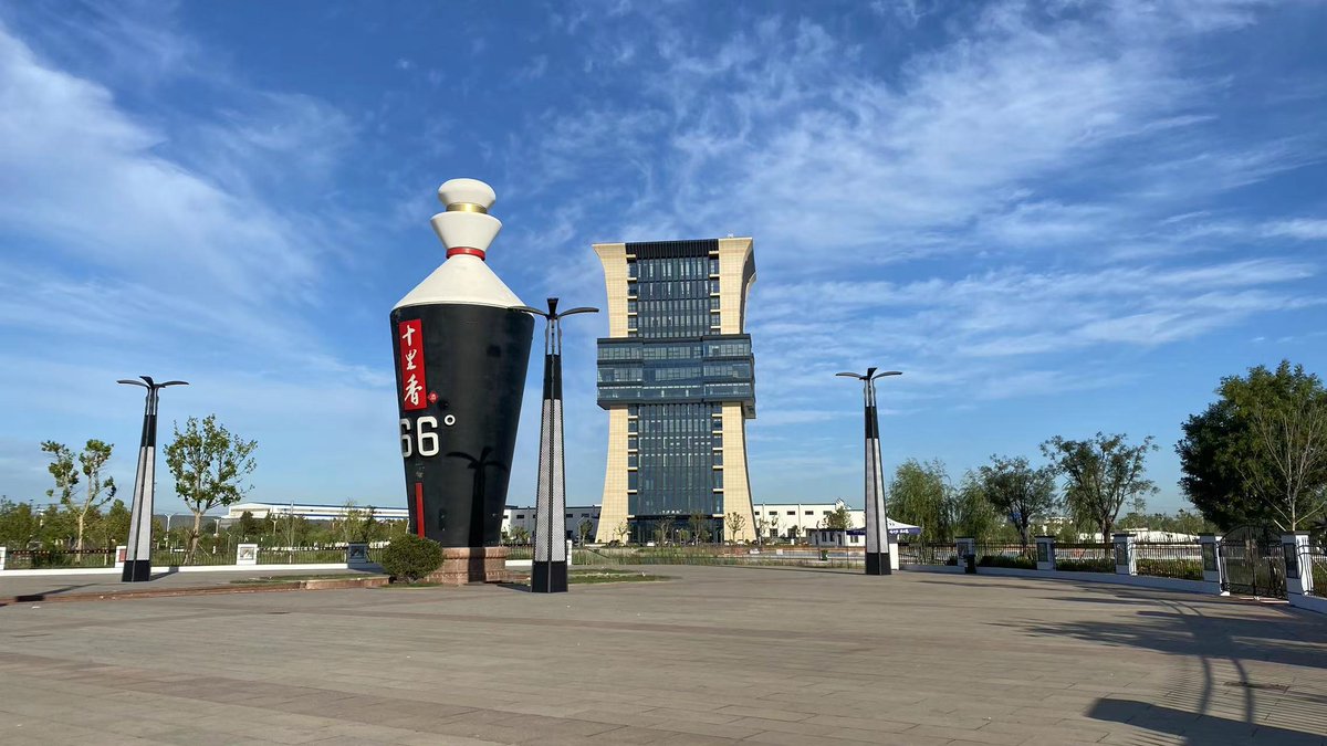 btsources's tweet image. How look like the Liquid Bottle and It is 5 star Hotel here? Many years to be built well by Metal #frame and Panel,