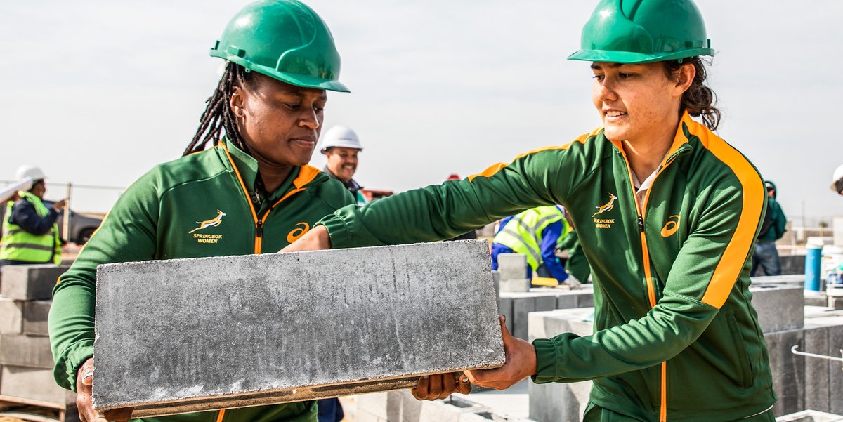 Springboks's tweet photo. 🧱 Helping to build affordable housing as part #RWC7s drive to deliver SA's most environmentally responsible rugby event ever- more here: https://t.co/f5lsXP5Rpq
@Blitzboks @WomenBoks #CapeTownWelcomesTheWorld https://t.co/86lGWrTkwq