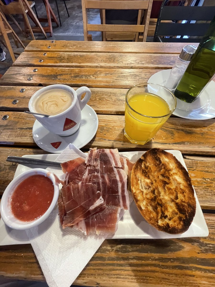 gonzzzzzz_'s tweet photo. Si os sentís inútiles, pensad en la cantidad de peña que ha hecho cola en la parada del bus a las 7 de la mañana para ir a primera clase a no atender y hacer el paripé. Yo, por mi parte, he visto el plan y aquí estoy. Es la diferencia entre ser bufón y ser leyenda https://t.co/qnfKxmnoFk