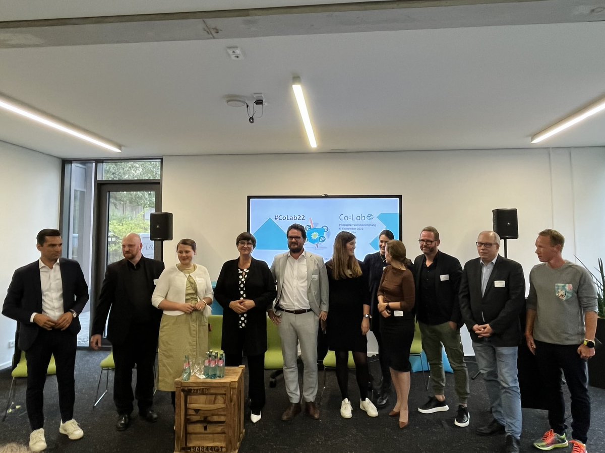 YannickAntonioM's tweet photo. Es gibt sie noch, die digitalen Überzeugungstäter! 🙌
Danke an @Colab_digital für diesen gelungenen Sommerempfang #CoLab22 👏👏
@EskenSaskia @NZippelius @anked @CaroWagner_in @max_fksr @eGouvernante @AlexanderHand @GeraldSwarat @GrossMarc @timbrau @KrellmannAnika &amp; @Excelmueller https://t.co/LMuZ0VhiTR