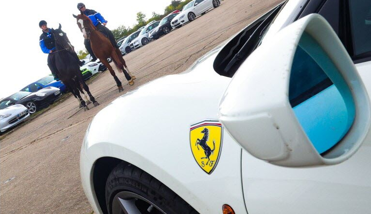 Gendarmerie_054's tweet photo. La @Gendarmerie_054  toujours #AVosCôtés , comme ce WE sur le circuit de Chambley pour le Track Events, avec une belle affluence malgré la météo.  Dispositif de sécurisation du public, avec en particulier nos patrouilles équestres ✅ (📸nmr2 crédit #lerepu ) https://t.co/wqJQeJ5X28