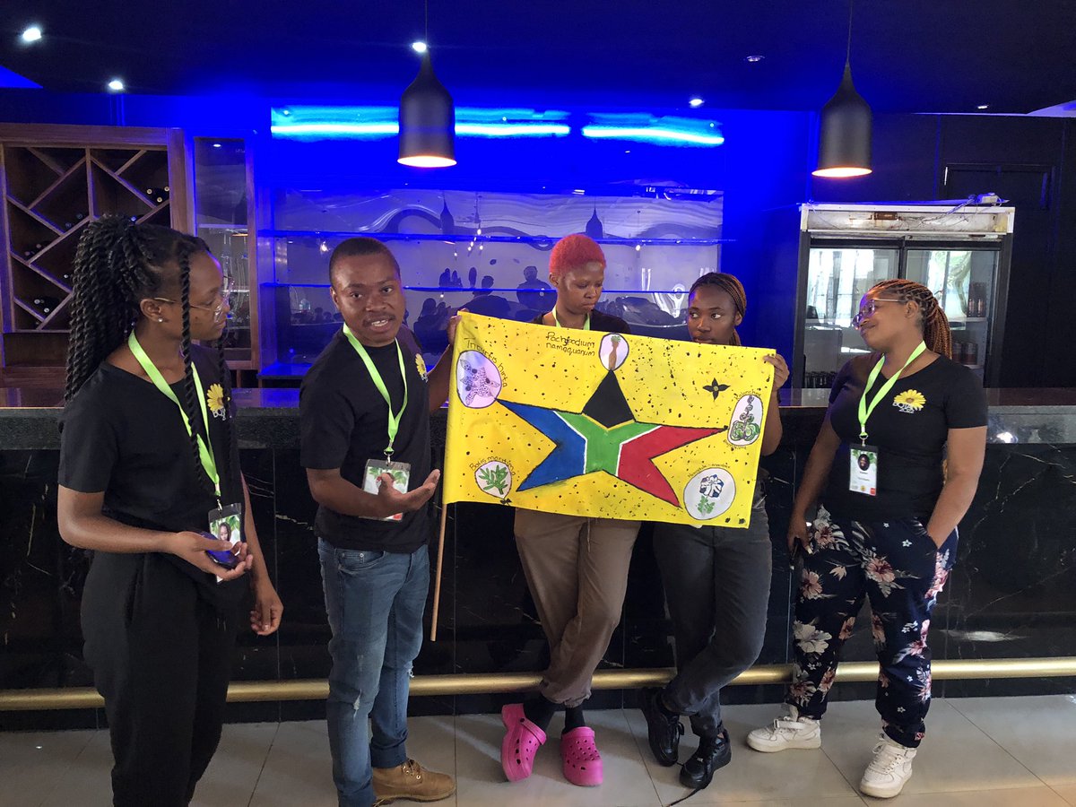 acdblab's tweet photo. Next up we have “The 5 Stars” presenting their fun flag!
@UJBotany @go2uj
#BotanyExcursion2022 #TransmittingBotany
#UJScience
#UJ_island https://t.co/WDXLMsrLwu
