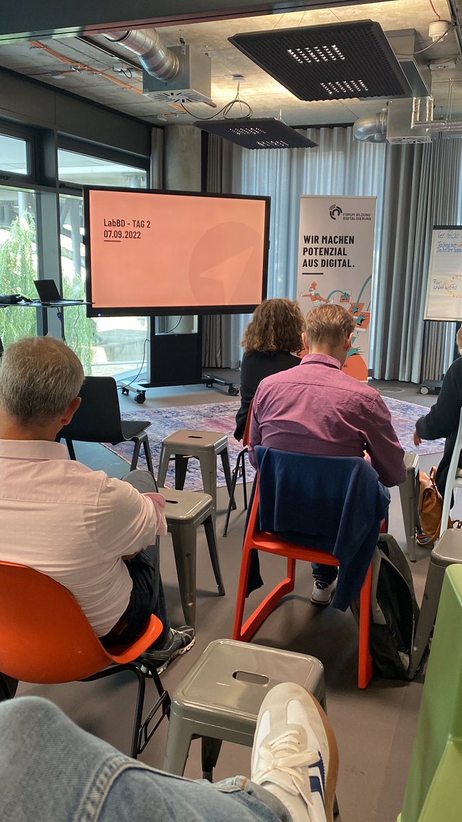 ChammonJacob's tweet photo. Ich freue mich dabei zu sein beim #LabBD. Spannende KuK aus Schulleitungen, Träger und Aufsichten diskutieren und entwickeln gemeinsam Lösungen für die digitale Transformation! #AusDigitalWirdPotenzial @ForumBilDig https://t.co/gSmTuKarIe