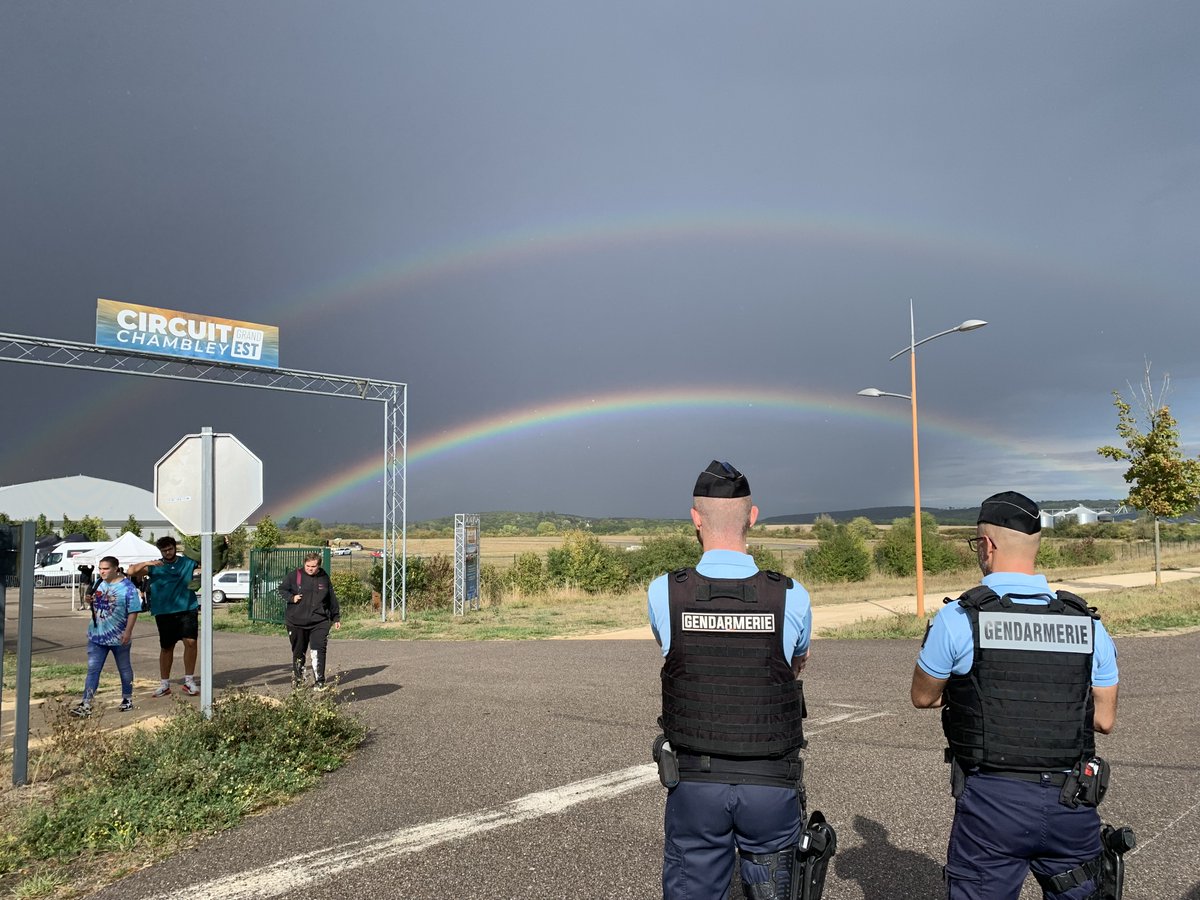 Gendarmerie_054's tweet photo. La @Gendarmerie_054  toujours #AVosCôtés , comme ce WE sur le circuit de Chambley pour le Track Events, avec une belle affluence malgré la météo.  Dispositif de sécurisation du public, avec en particulier nos patrouilles équestres ✅ (📸nmr2 crédit #lerepu ) https://t.co/wqJQeJ5X28