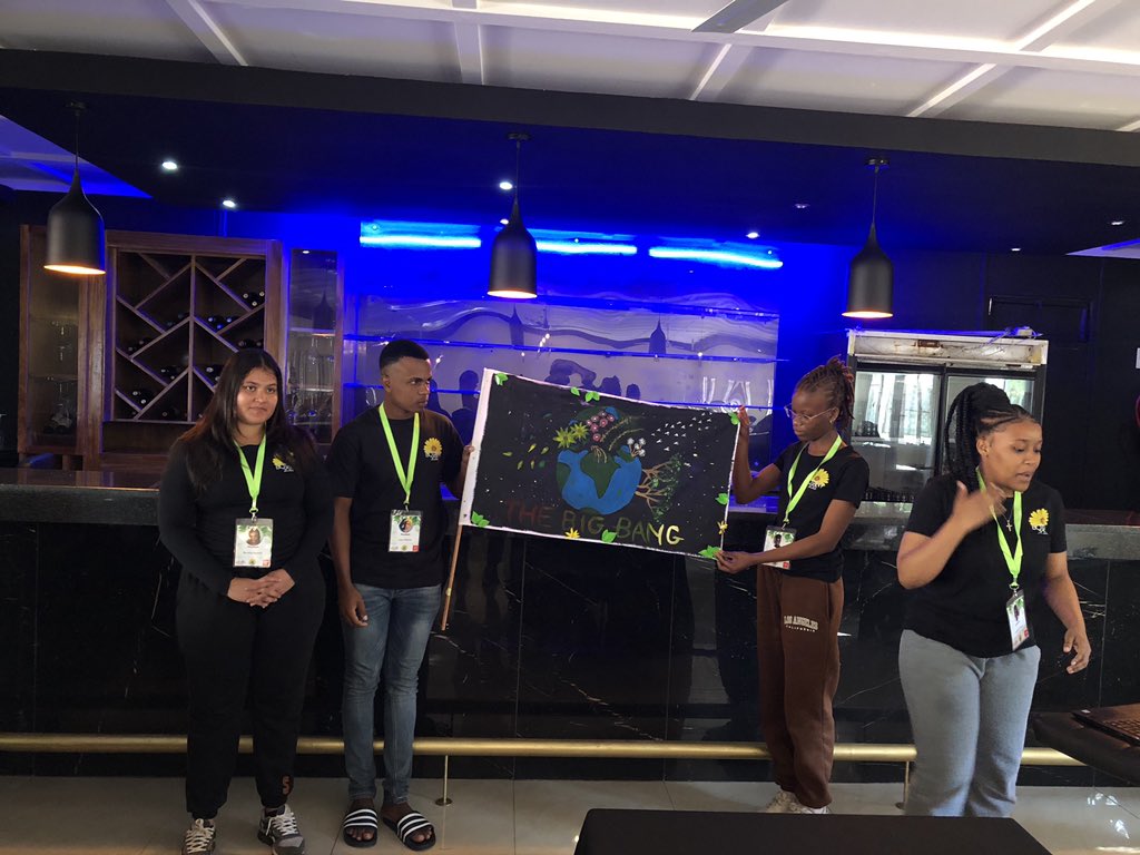 acdblab's tweet photo. Next up we have “The Big Bang” members presenting their fun flag!
@UJBotany @go2uj
#BotanyExcursion2022 #TransmittingBotany
#UJScience
#UJ_island https://t.co/4y4X5z4d7z