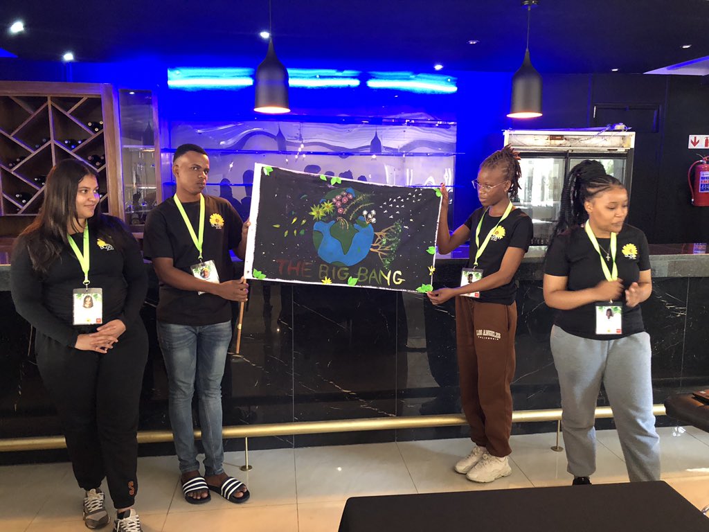 acdblab's tweet photo. Next up we have “The Big Bang” members presenting their fun flag!
@UJBotany @go2uj
#BotanyExcursion2022 #TransmittingBotany
#UJScience
#UJ_island https://t.co/4y4X5z4d7z