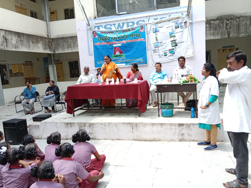 mb_telangana's tweet photo. #MissionBhagiratha drinking water awareness programs are underway. Chief Engineer Smt. Lalitha at Social Welfare school, Thorrur and Superintending Engineer Adilabad at KGBV and TSMS Jainath.

@SmitaSabharwal @DayakarRao2019 https://t.co/CmAcxeU3DX