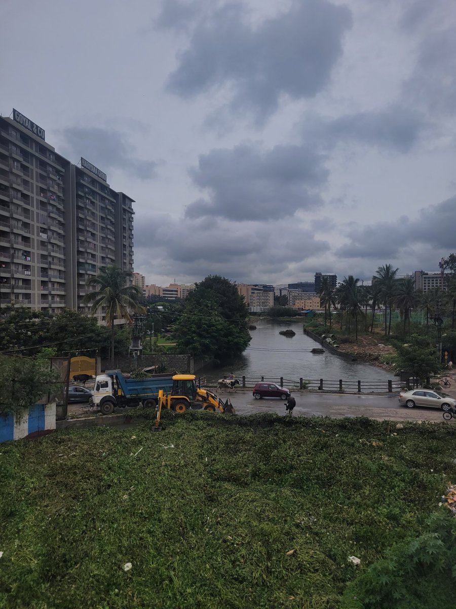 atul_ar7's tweet photo. Things have turned better today.
#BellandurLake Road has been restored.
Back to business to some extent !!
#bengaluru #BengaluruRain #monsoon #BellandurFloods #GoodJob https://t.co/45nc7gaZrG