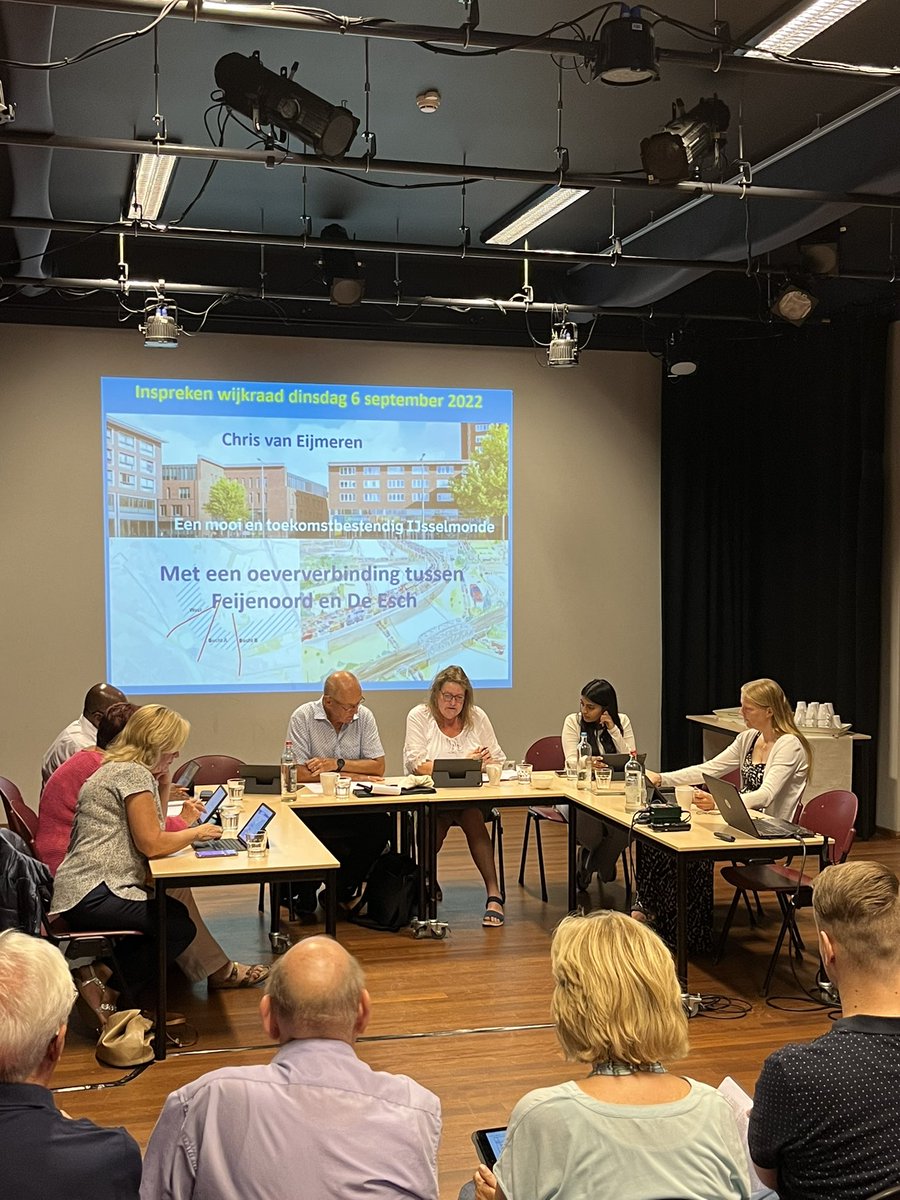 lotmertens's tweet photo. 💚cheerleader lokale democratie 💚 #wijkraad #ijsselmonde overlast #veranda en een megavet college van bewoner over nautische perspectief op de oeververbinding #lokalekennis #leerzaam plus open gesprek criminaliteit met @POL_IJsselmonde @RobertSimonsLR @vincentkar @MVerhoef1964 https://t.co/IhNIV3m2ll