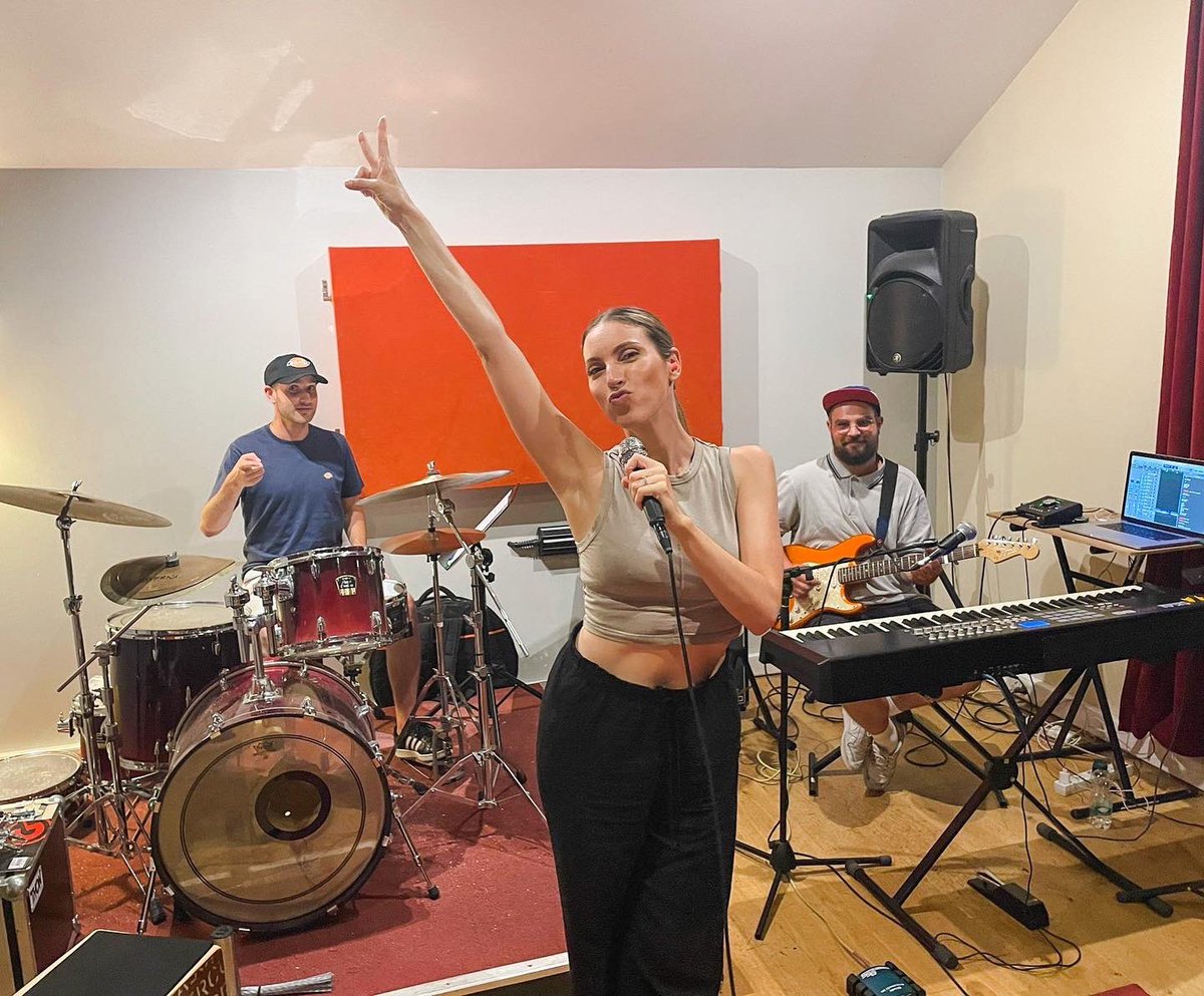 C’est la rentrée 💫🎶 J-10 avant le début de la tournée au TRIANON, Billetterie : linktr.ee/sarahconcerts 🥰 hâte de vous retrouver 🤩