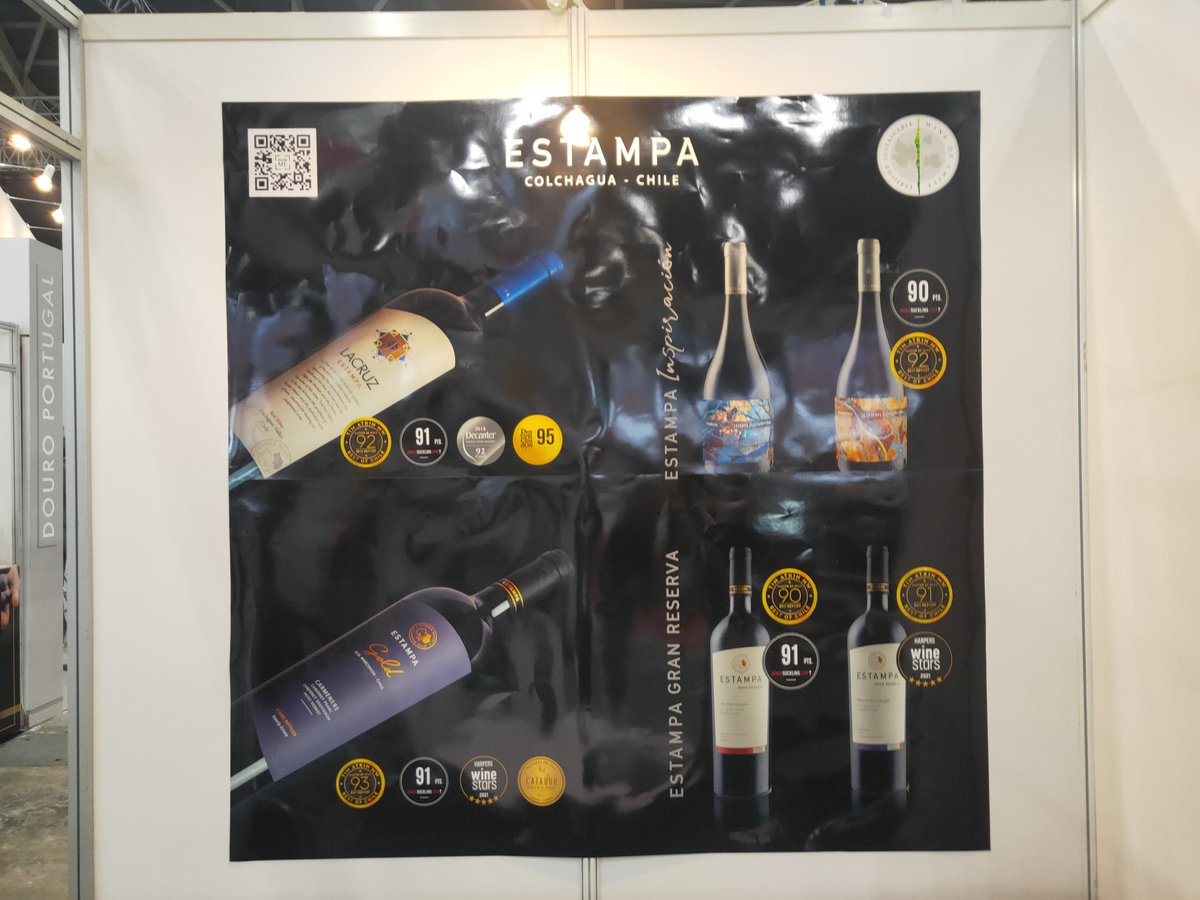 Chile_Singapur's tweet photo. Chilean companies take part at ProWine @prowinesg &amp; FHA @foodhotelasia Singapore 2022 🇸🇬, the largest international F&amp;B showcase in Asia. 
The Embassy of Chile 🇨🇱 is proud of their presence.  
@ProChile @WinesofChile 
https://t.co/WTMUGpdSKi
https://t.co/C0t83RUt1g https://t.co/tduv0QfKUf