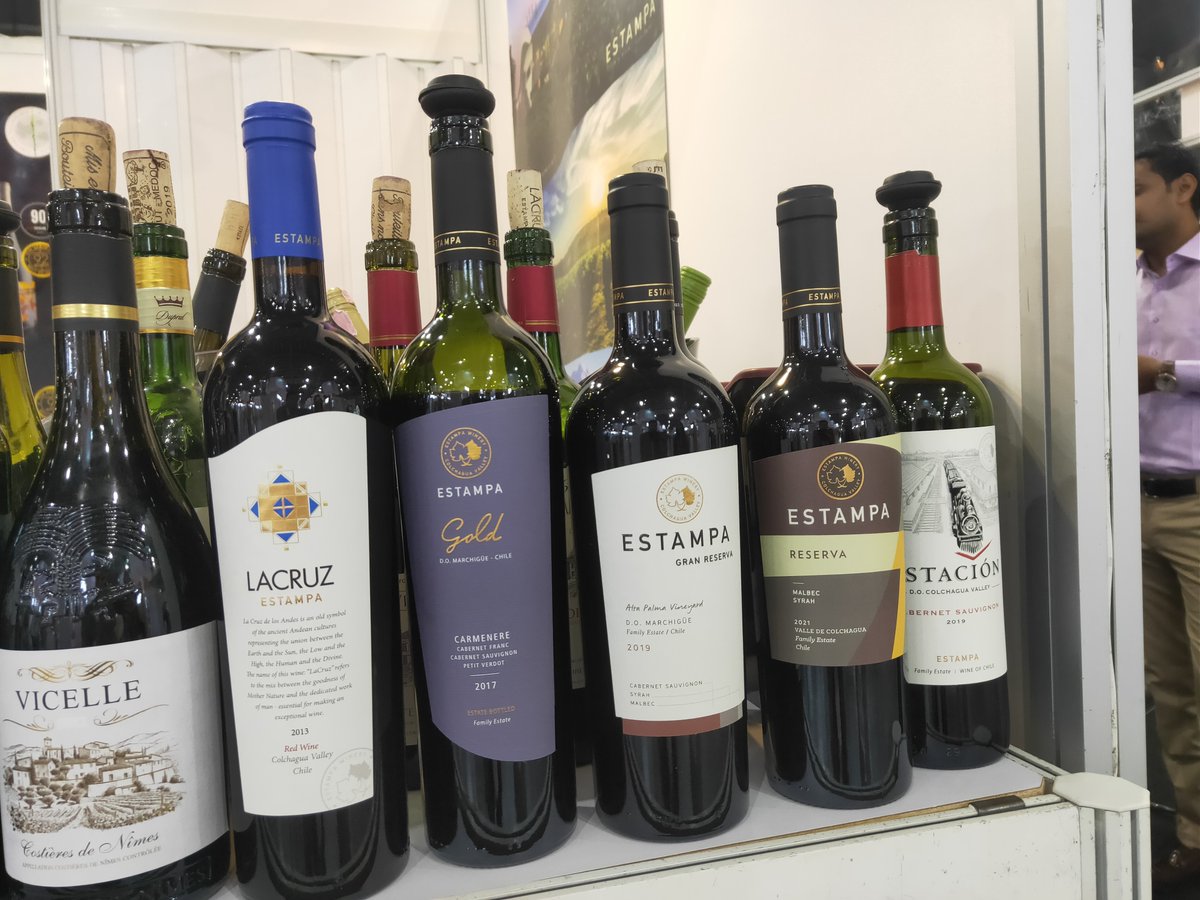 Chile_Singapur's tweet photo. Chilean companies take part at ProWine @prowinesg &amp; FHA @foodhotelasia Singapore 2022 🇸🇬, the largest international F&amp;B showcase in Asia. 
The Embassy of Chile 🇨🇱 is proud of their presence.  
@ProChile @WinesofChile 
https://t.co/WTMUGpdSKi
https://t.co/C0t83RUt1g https://t.co/tduv0QfKUf