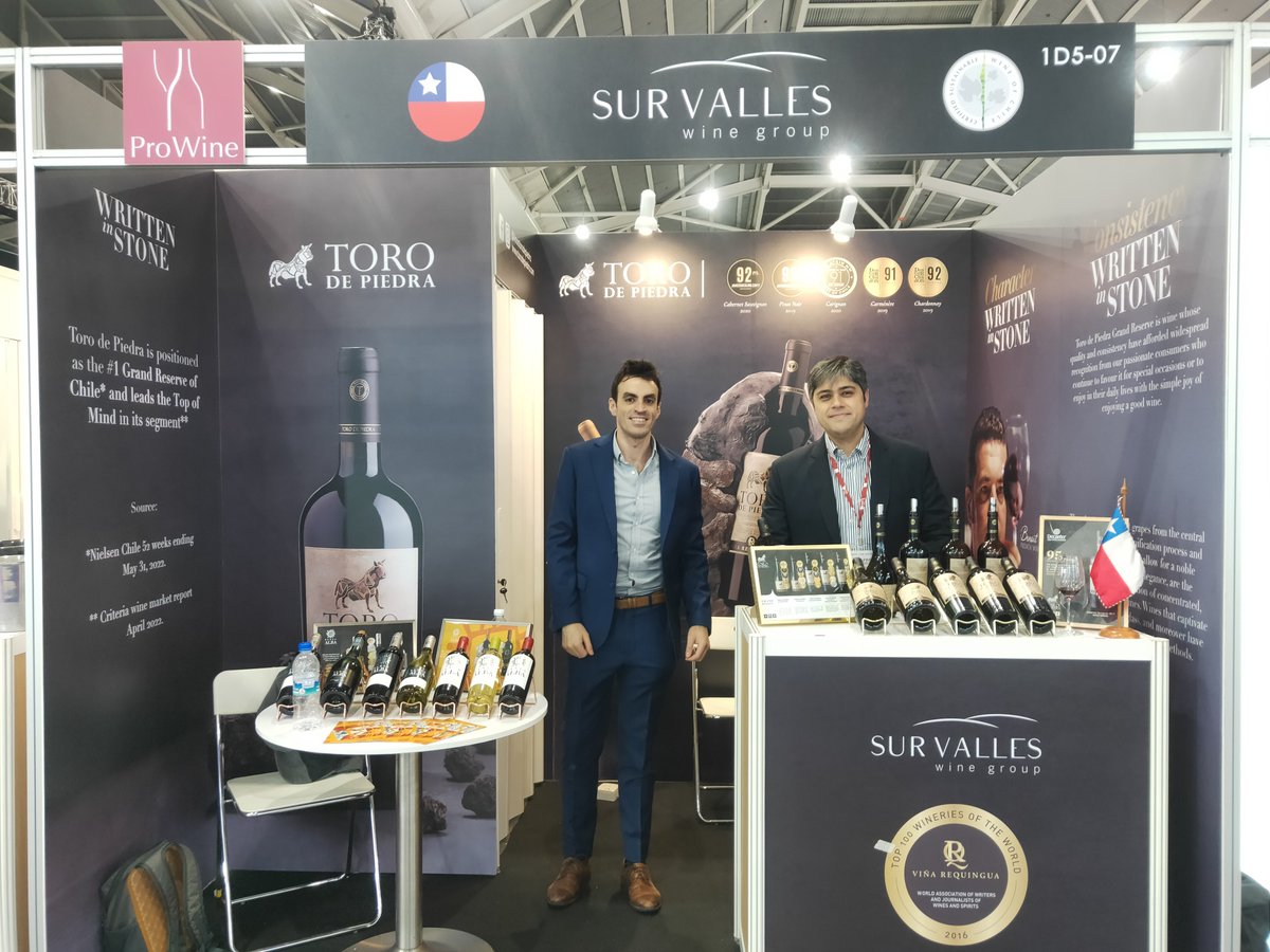 Chile_Singapur's tweet photo. Chilean companies take part at ProWine @prowinesg &amp; FHA @foodhotelasia Singapore 2022 🇸🇬, the largest international F&amp;B showcase in Asia. 
The Embassy of Chile 🇨🇱 is proud of their presence.  
@ProChile @WinesofChile 
https://t.co/WTMUGpdSKi
https://t.co/C0t83RUt1g https://t.co/tduv0QfKUf