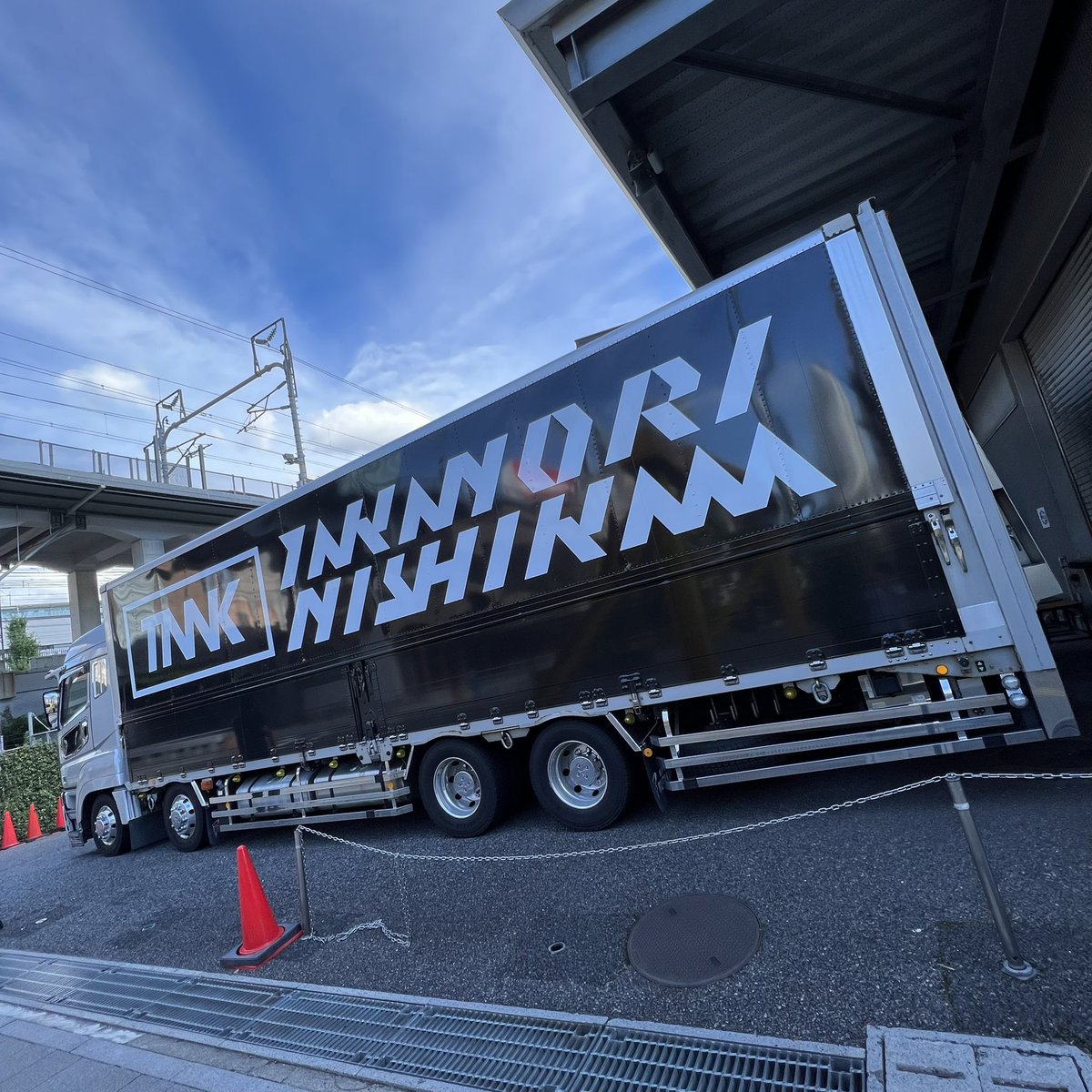 coronbass's tweet photo. 今日は2月ぶりのTNNK🔥
バングルライトは売り切れで買えなかったが他のグッズは買えたから良し。

#TNNK
#西川貴教 https://t.co/pf94BKp0HI