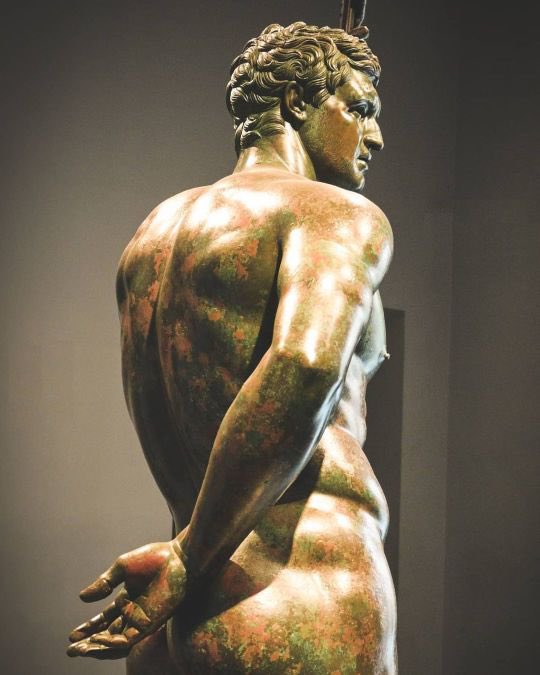 AliciaMimundo's tweet photo. 1. “El príncipe helenístico” o “el príncipe seléucida” es una escultura griega en bronce de época helenística (s. III-II a.C.) que representa a un joven desnudo (se ha querido ver a Átalo II, pero no hay consenso) que puede ser uno de los dioscuros (generales de Alejandro Magno⤵️ https://t.co/6qMHHRVpbX