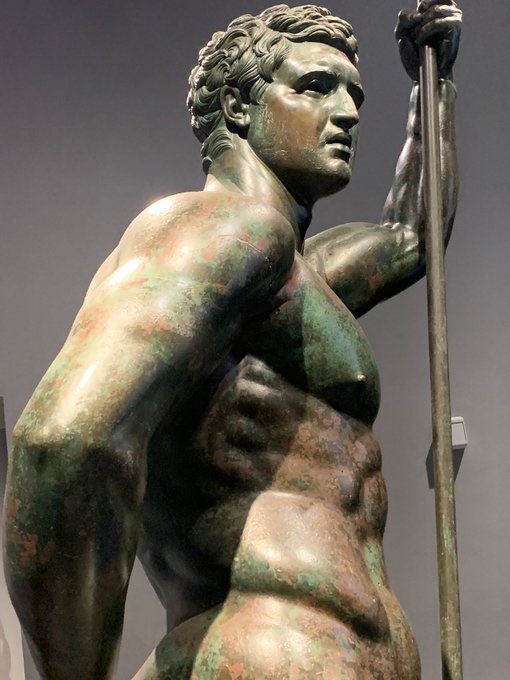 AliciaMimundo's tweet photo. 1. “El príncipe helenístico” o “el príncipe seléucida” es una escultura griega en bronce de época helenística (s. III-II a.C.) que representa a un joven desnudo (se ha querido ver a Átalo II, pero no hay consenso) que puede ser uno de los dioscuros (generales de Alejandro Magno⤵️ https://t.co/6qMHHRVpbX