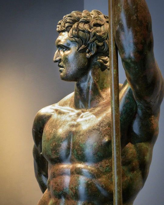 AliciaMimundo's tweet photo. 1. “El príncipe helenístico” o “el príncipe seléucida” es una escultura griega en bronce de época helenística (s. III-II a.C.) que representa a un joven desnudo (se ha querido ver a Átalo II, pero no hay consenso) que puede ser uno de los dioscuros (generales de Alejandro Magno⤵️ https://t.co/6qMHHRVpbX