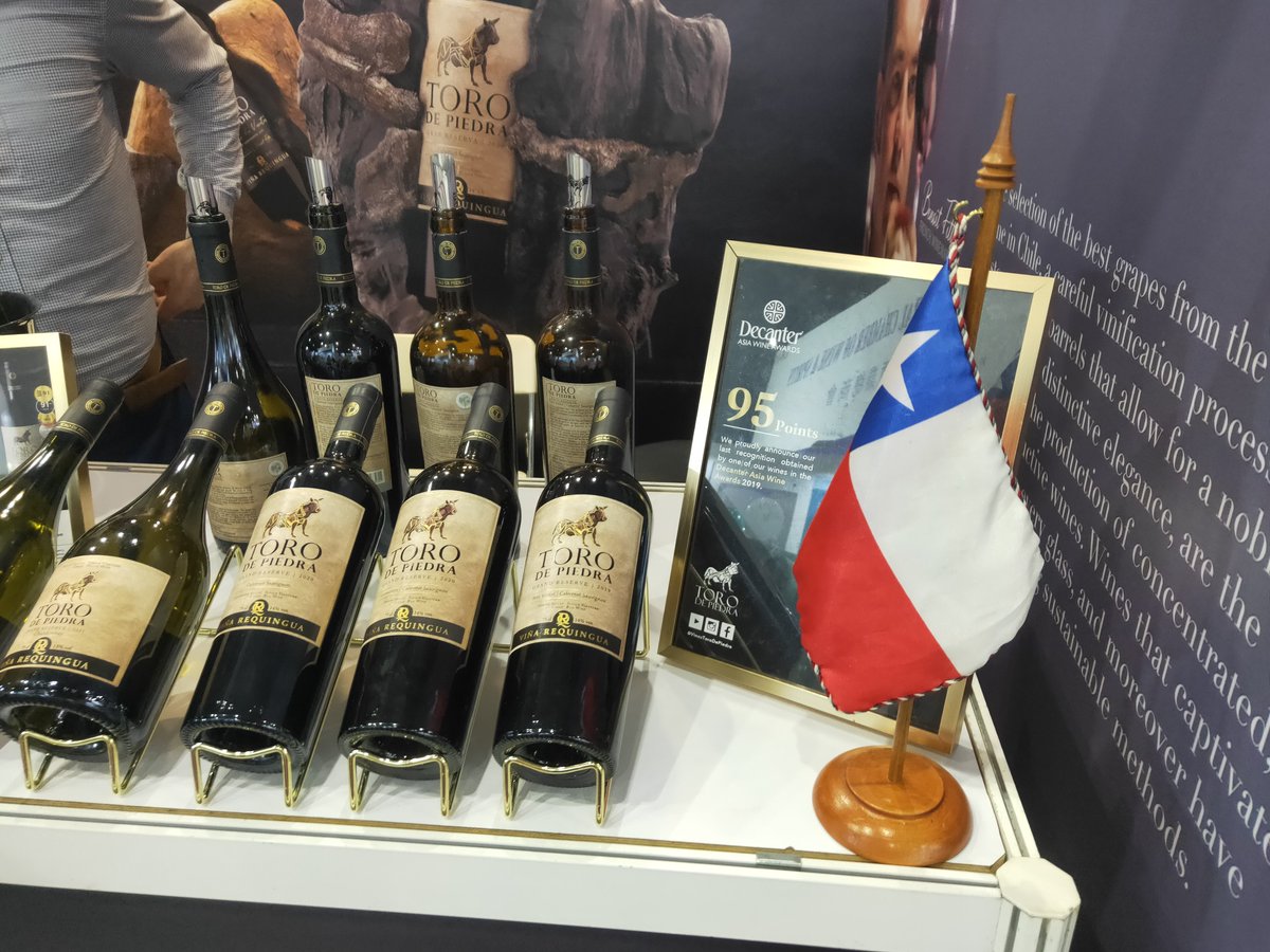 Chile_Singapur's tweet photo. Chilean companies take part at ProWine @prowinesg &amp; FHA @foodhotelasia Singapore 2022 🇸🇬, the largest international F&amp;B showcase in Asia. 
The Embassy of Chile 🇨🇱 is proud of their presence.  
@ProChile @WinesofChile 
https://t.co/WTMUGpdSKi
https://t.co/C0t83RUt1g https://t.co/tduv0QfKUf
