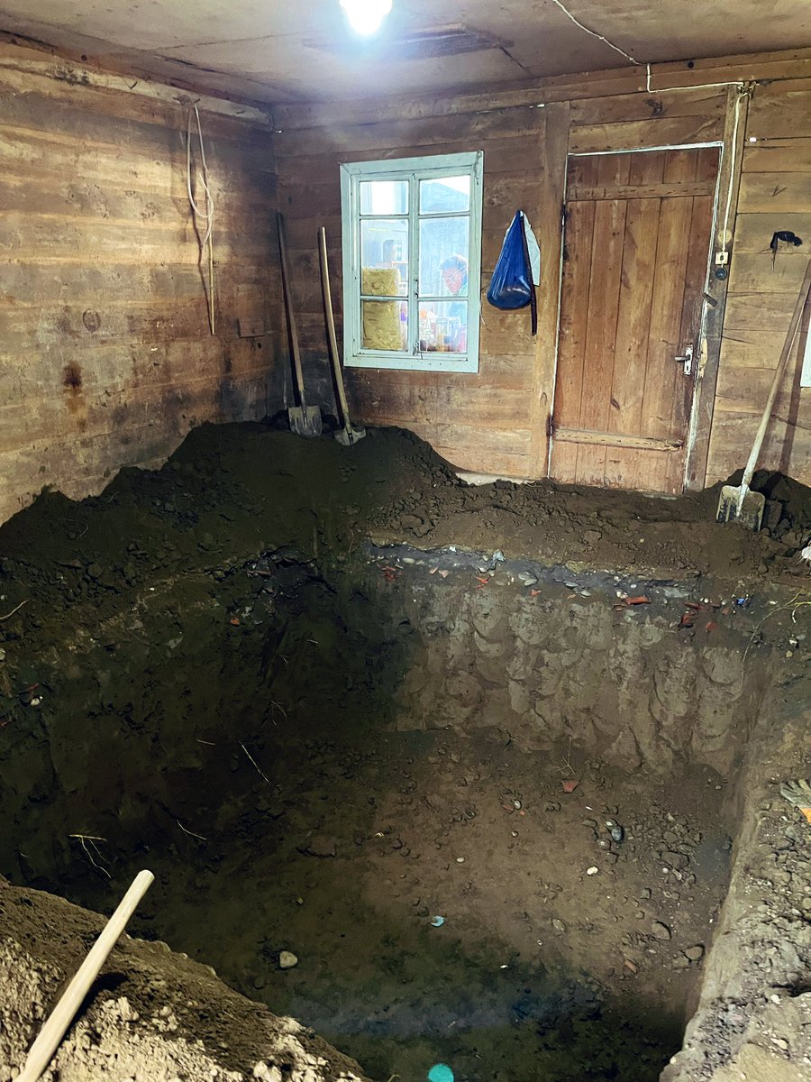 GeroldSchlegel's tweet photo. So das Loch für die Qvevri ist gemacht 3x3 Meter, 1.30Tief.
Jetzt noch eine Türe machen - sprich Wand öffnen 2m Hoch 1.5m Breit…
#GSchaffig
#meineSache https://t.co/wP6bFbHOOt