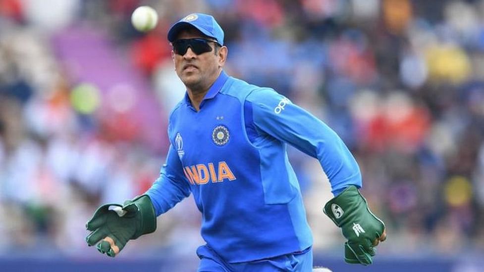 NaikVedanta's tweet photo. Agar koi puche to Bata dena 
Ek tha jo stump ke piche se game palta deta tha 🥺🥺

We can clearly see that captaincy is not easy as this man showed us. Missing u #mahi #MSDhoni #AsiaCupT20 #INDvSL https://t.co/m1QjwsdNUf