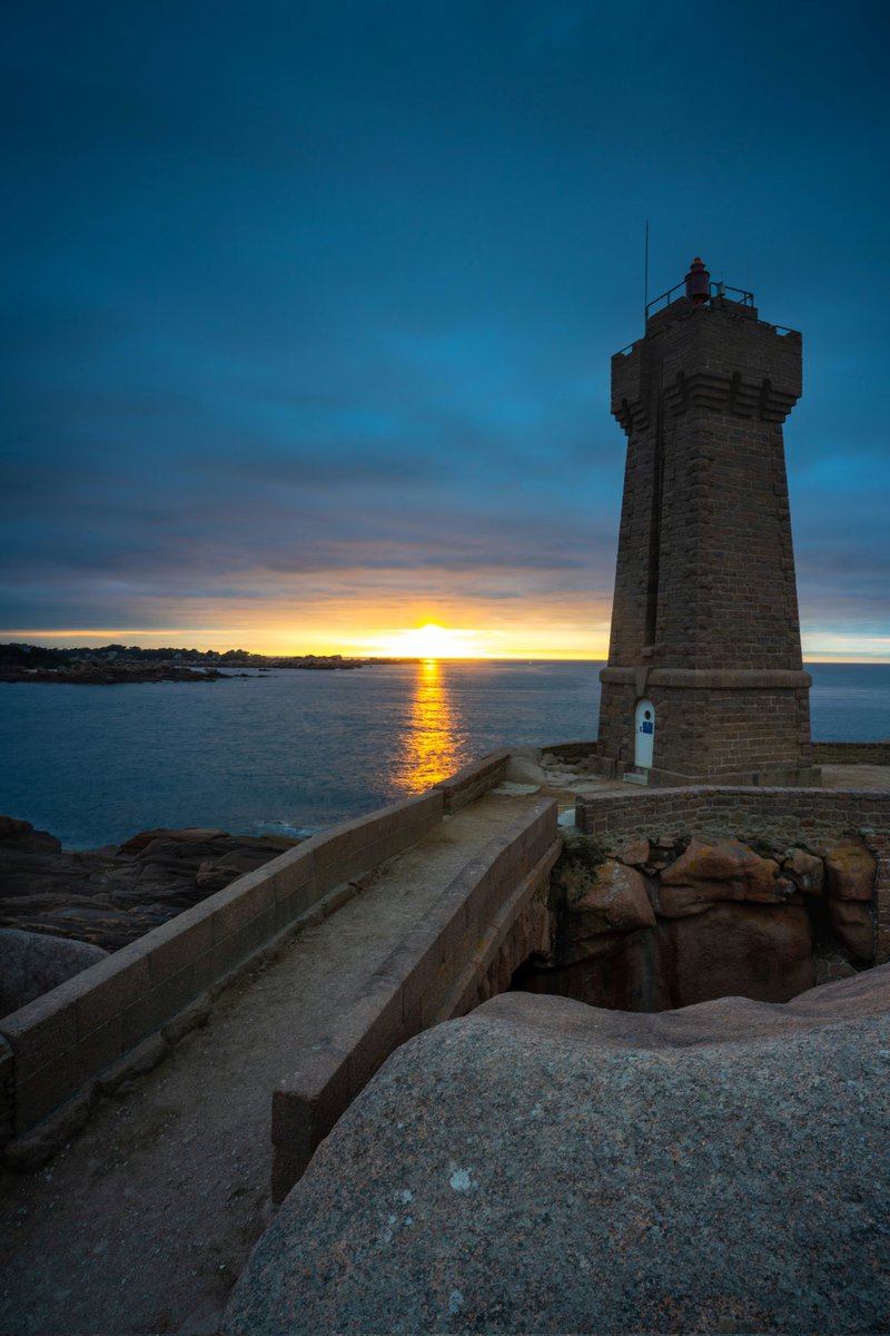 StraboniThomas's tweet photo. Brève apparition du soleil lors d'un coucher de soleil sur le phare de Men Ruz à Ploumanach. https://t.co/6TqiXthtUY