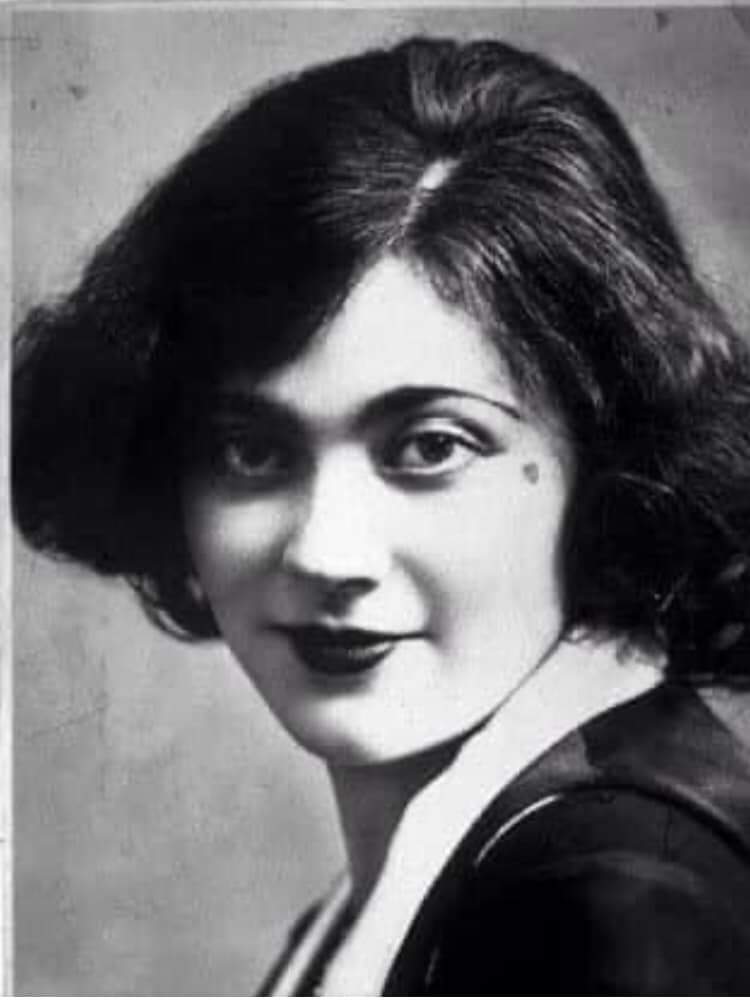 KARADUTUM ÇATALKARAM ÇİNGENEM....
"Adı, MARİ Gerekmezyan'dı..
Türkiye'nin ilk kadın heykeltraş larından biriydi..
Ermeni asıllıydı..
Güzel Sanatlar Akademisi'nde misafir öğrenciydi..
Çok başarılıydı..
Okulda bir asistana aşık oldu..
Asistan ünlü bir ressam ve şair di..+++