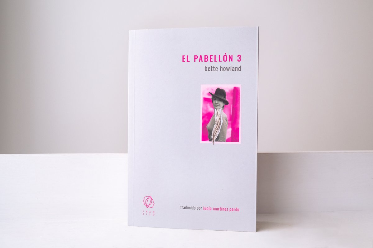 transito_libros's tweet photo. HOY llega a librerías la poderosa Bette Howland 🖤
(1937-2017), autora de Chicago inédita hasta ahora en España y olvidada por completo hasta hace poco en su país, Estados Unidos. 

#ElPabellón3 #BetteHowland https://t.co/Z5dxSVkx3y