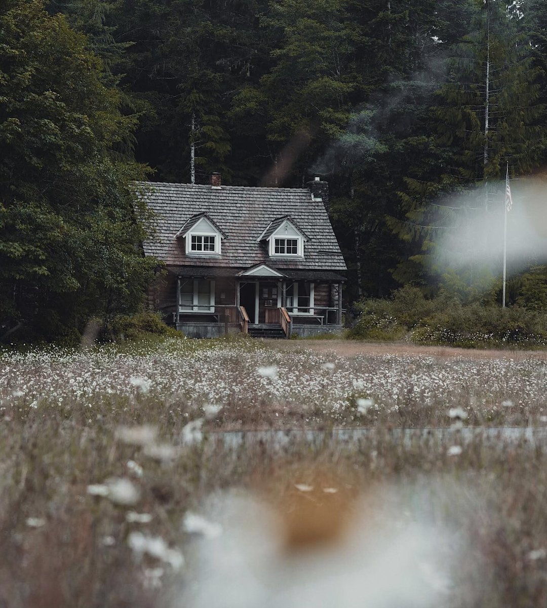 𝒸𝒶𝒷𝒾𝓃 𝑔𝑜𝑜𝒹𝓃𝑒𝓈𝓈🌲
Follow S E I K K for more stunning content. Idillic PNW #CabinlnTheWoods captured by  @andrewjackson__ (IG). #seikk #dreamcabin #cabingoals #cabindiaries #cabinweekend #cabinfolk #cozycabin #cabin #cabins 
.
Tag a friend | seikk.co.uk 😍