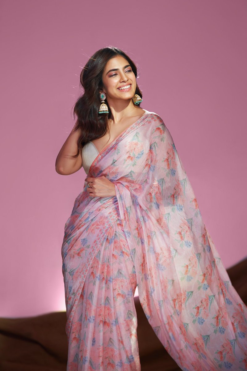 When you’re happy and you know it, swish your saree 🌸💕