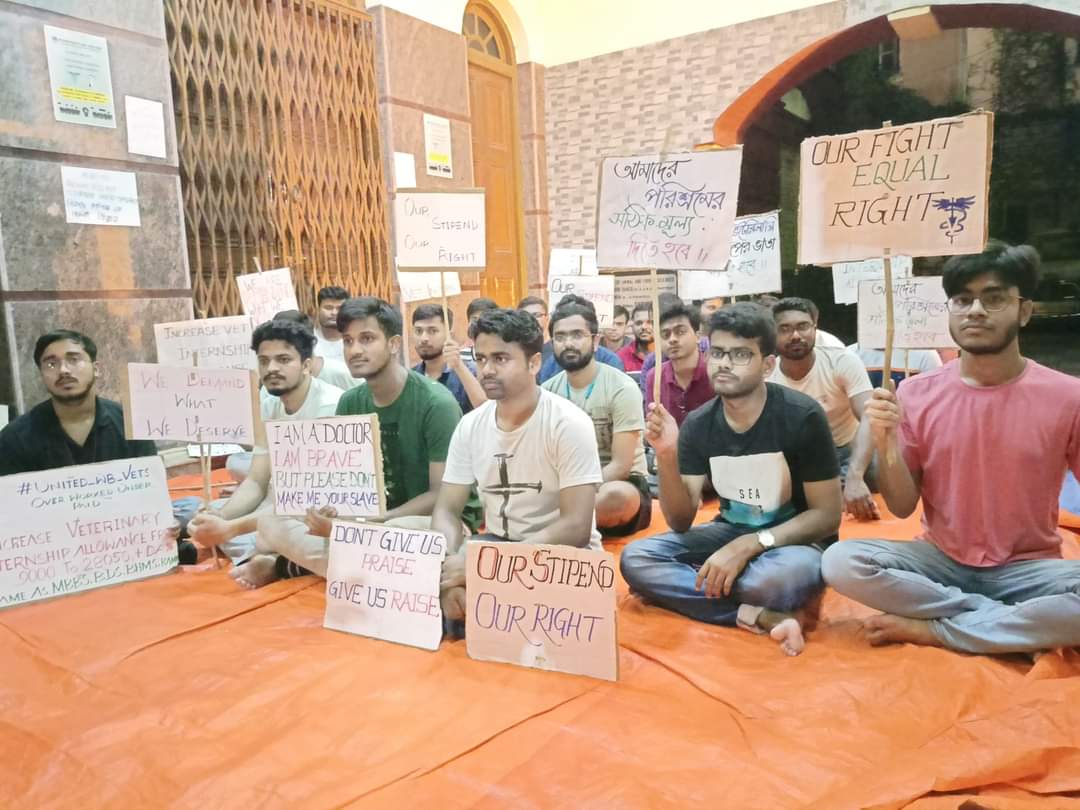 ForumBengal's tweet photo. midnight sit-in protest (অবস্থান বিক্ষোভ, Day -22)
#increase_veterinary_intern_stipend
#increase_veterinary_internship_allowance
@MamataOfficial @SwapanDebnath98 @narendramodi @WBTMCPofficial
@AITCofficial @HomeBengal @atul1chaturvedi @Murugan_MoS @Dept_of_AHD @presidentVCI https://t.co/4vQXKEFKiD