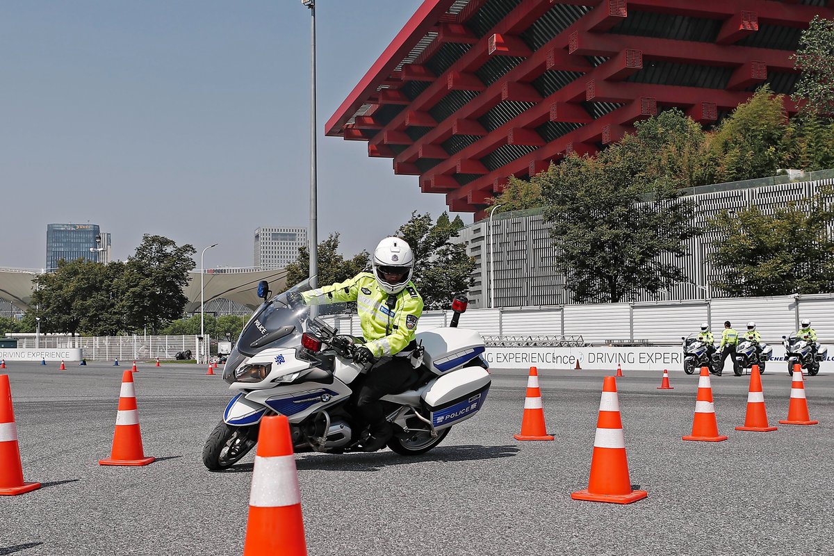 ChinaNews_Month's tweet photo. 上海の白バイ隊員はBMWに乗っているんですね〜🏍

この日は白バイの競技大会でそれぞれのテクニックが疲労されました☺️日本でも運転技術を競う競技大会が存在し、毎年観に行っている友人がいます😆🏍🏍🏍

#白バイ #白バイ隊員 #BMW #1200RT https://t.co/hT2fyAyMwu