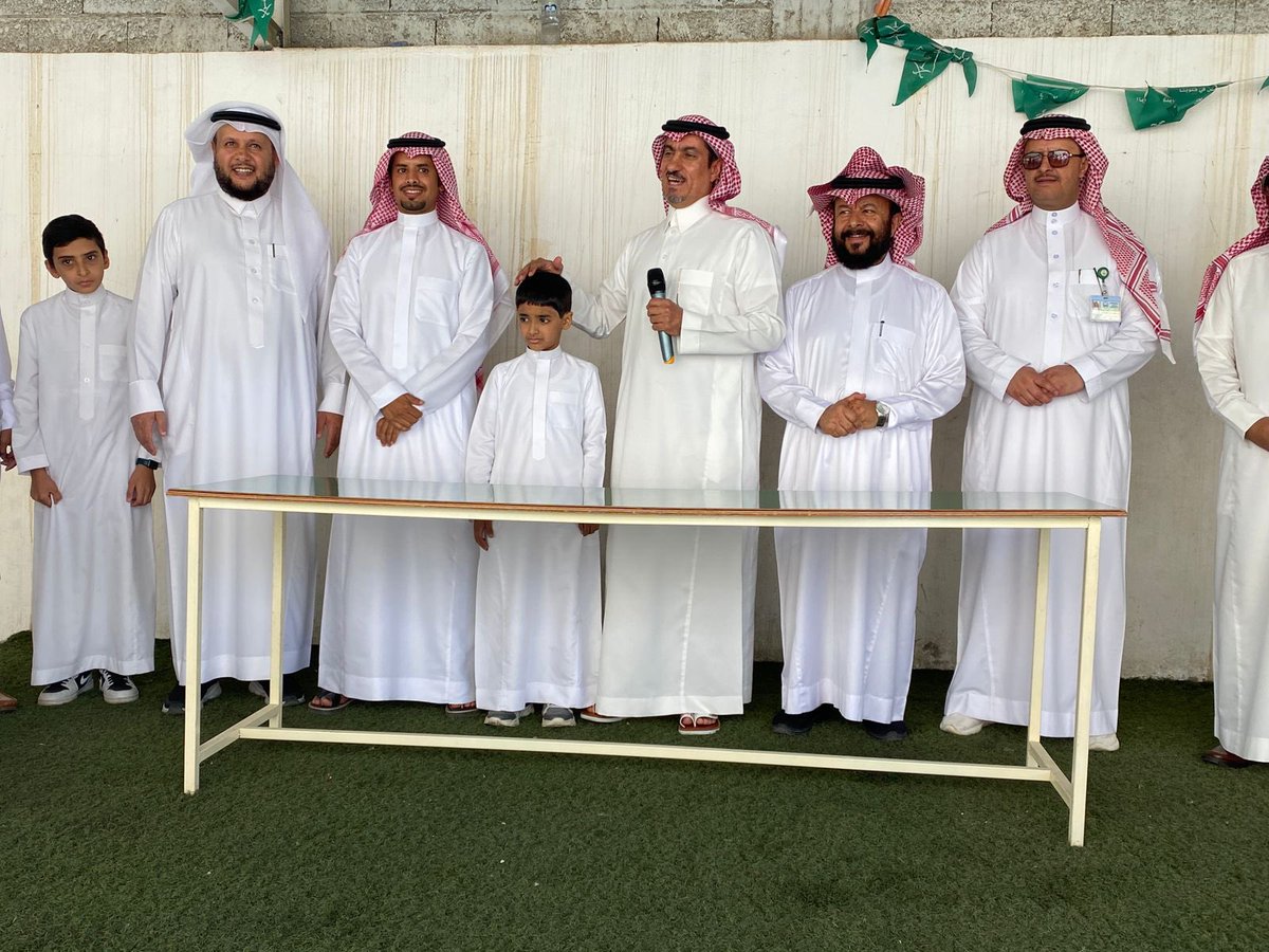 MushaytKhamis's tweet photo. كرم محافظ #خميس_مشيط خالد بن عبدالعزيز بن مشيط صباح اليوم، الطالب مشعل الشهراني، بمدرسته ابتدائية ابن النفيس أمام زملاءه، مثمنًا له موقفه تجاه شقيقتيه، بعد أن ظهر مؤخرا في صورة تلقائية حاملاً حقائب شقيقتيه، أثناء اصطحابهما إلى المنزل.
وذلك بحضور وكيل المحافظة ومدير مكتب التعليم. https://t.co/uG03jNa1Y1