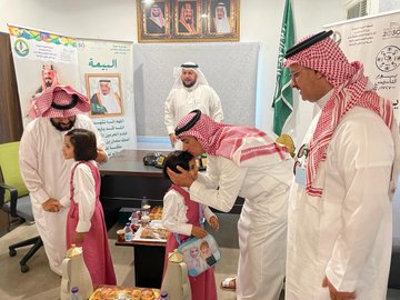 تكريم رسمي وتفاعل واسع مع طفل سعودي يحمل حقائب شقيقتيه | الخليج أونلاين