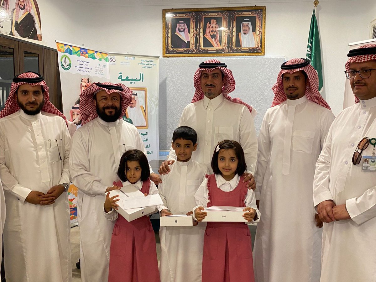 MushaytKhamis's tweet photo. كرم محافظ #خميس_مشيط خالد بن عبدالعزيز بن مشيط صباح اليوم، الطالب مشعل الشهراني، بمدرسته ابتدائية ابن النفيس أمام زملاءه، مثمنًا له موقفه تجاه شقيقتيه، بعد أن ظهر مؤخرا في صورة تلقائية حاملاً حقائب شقيقتيه، أثناء اصطحابهما إلى المنزل.
وذلك بحضور وكيل المحافظة ومدير مكتب التعليم. https://t.co/uG03jNa1Y1