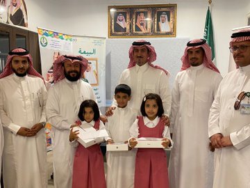 تكريم رسمي وتفاعل واسع مع طفل سعودي يحمل حقائب شقيقتيه | الخليج أونلاين