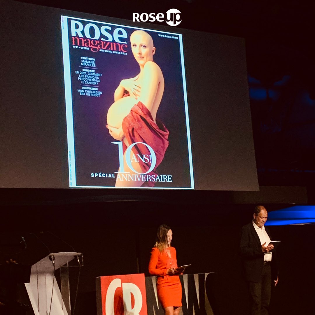 RoseUpAsso's tweet photo. 🎉 ll y a 10 ans, mettre en couverture une femme en chimiothérapie et enceinte était inimaginable : @RoseUpAsso est très fière d’avoir remporté hier soir le Grand Prix des médias @CB_News pour la meilleure UNE de presse de Rose magazine !🎉
#cancer
#RoseMagazine
#GrandPrixCbNews https://t.co/ETW5Nhtdcy