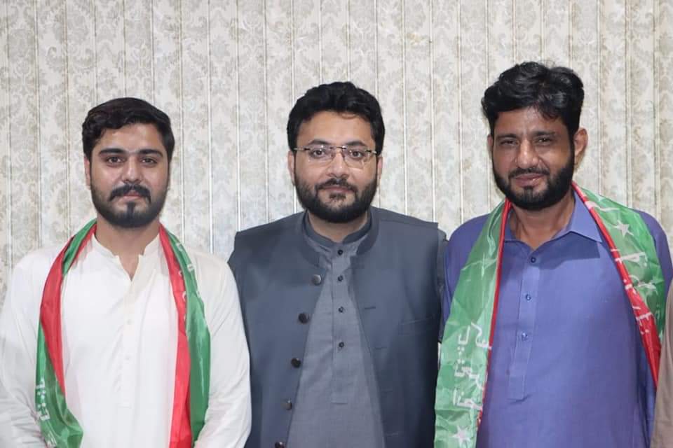 MehrenPTI's tweet photo. #UC79
لیگی اراکین کی وکٹیں گرنے کا سلسلہ جاری۔
یونین کونسل نمبر 79 سے لیگی وائس چئیرمین ڈاکٹر ظہور احمد چوہدری، اپنے صاحبزادے وجیہہ ظہور چوہدری کے ہمراہ پاکستان تحریک انصاف میں شامل اور عمران خان کی قیادت پر بھرپور اعتماد کا اظہار
#ByElectionNA108 #NA108 https://t.co/nC2BYRTSLB