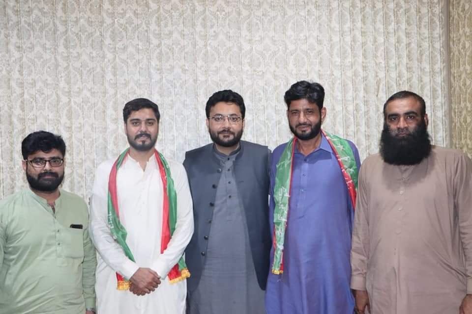 MehrenPTI's tweet photo. #UC79
لیگی اراکین کی وکٹیں گرنے کا سلسلہ جاری۔
یونین کونسل نمبر 79 سے لیگی وائس چئیرمین ڈاکٹر ظہور احمد چوہدری، اپنے صاحبزادے وجیہہ ظہور چوہدری کے ہمراہ پاکستان تحریک انصاف میں شامل اور عمران خان کی قیادت پر بھرپور اعتماد کا اظہار
#ByElectionNA108 #NA108 https://t.co/nC2BYRTSLB
