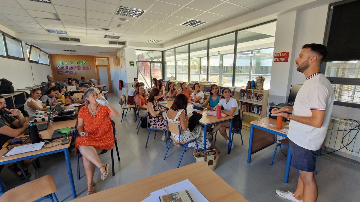 Hoy en la #FormaciónInicial <a href="/proyectocartama/">IES Cartima</a>, <a href="/englishbydavid/">David Cabrera</a> nos presenta su proyecto #ABP #ClassroomEnglish donde el alumnado aprende #inglés #jugando con #JuegosDeMesa empezando desde lo más básico y adquiriendo las rutinas de trabajo más apropiadas para el #aprendizaje
